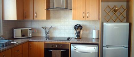 Frigorífico, microondas, horno y placa de cocina