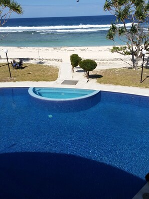 Une piscine avec vue sur l’océan et la plage.