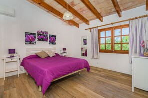 3 slaapkamers, een strijkplank/strijkijzer, gratis wifi, beddengoed