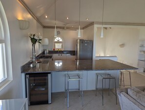 Fridge, microwave, oven, stovetop - A Luxurious Place To Chill Out In Barbados (Mount Standfast)