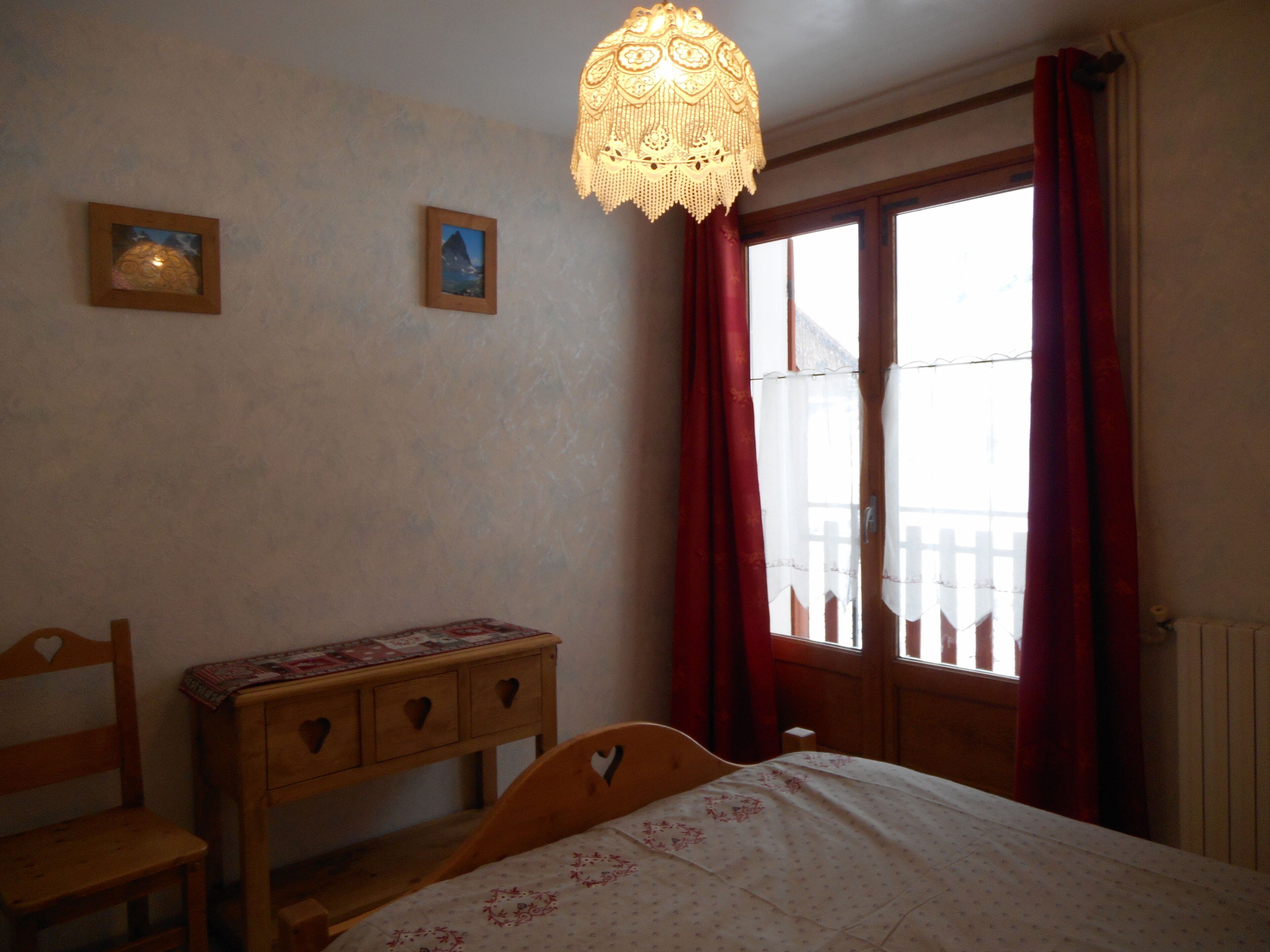 1 chambre, fer et planche à repasser, lit parapluie