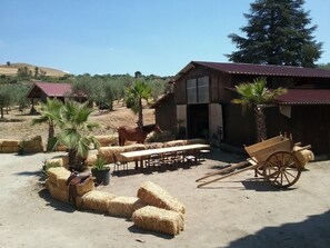 Outdoor dining - Chalet in a countryside (Enna)