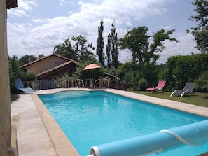 Una piscina al aire libre
