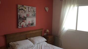 2 bedrooms, iron/ironing board, free WiFi, bed sheets