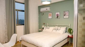 Design Bungalow, 1 Double Bed, Smoking, Courtyard View | 1 bedroom, individually decorated, individually furnished, desk