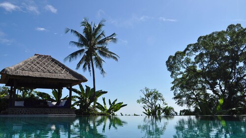 Exclusive 5 star villa with 365 ° view of the sea, mountains and rice fields!