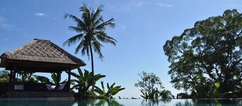 ¡Exclusiva villa de 5 estrellas con vistas de 365 ° al mar, montañas y arrozales!