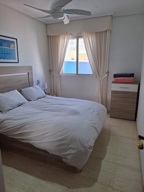 1 dormitorio, tabla de planchar con plancha, wifi y ropa de cama