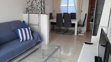 Smart-TV, Bücher, Stereoanlage