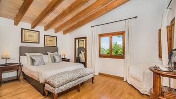 3 slaapkamers, een strijkplank/strijkijzer, gratis wifi, beddengoed