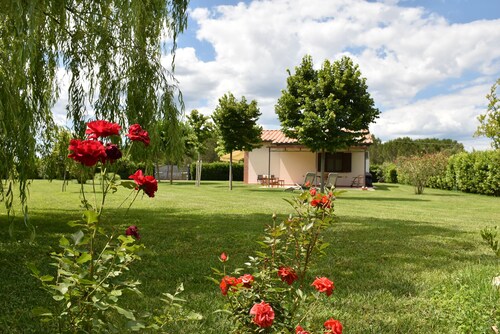 Haus mit Garten in der toskanischen Landschaft