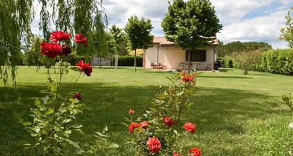 Haus mit Garten in der toskanischen Landschaft