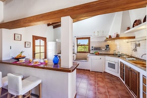 Een koelkast, een microgolfoven, een oven, een vaatwasser