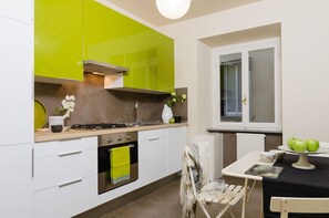 Fridge, oven, stovetop, dishwasher