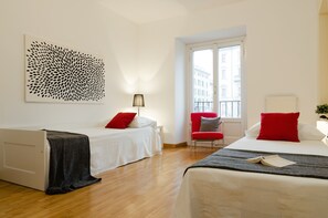 2 habitaciones, tabla de planchar con plancha, cuna de viaje y wifi