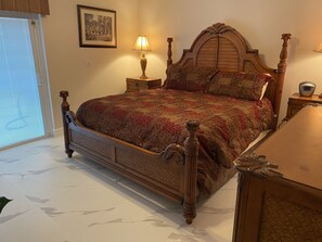 4 bedrooms, in-room safe, iron/ironing board, free WiFi - Oak Island Harbor- 4/2+2- Southfacing, near Disney, Lake view,Pool/Spa (Kissimmee)