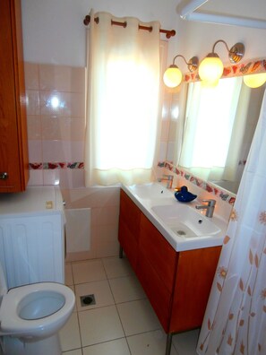 Combined shower/bathtub, hair dryer, towels