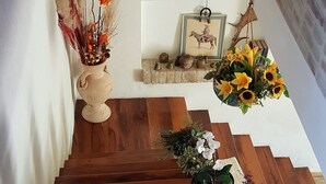 A wooden staircase with a vase of dried pampas grass and a hanging sunflower arrangement. - Country Cottage / Gite - Pergola (Pergola)