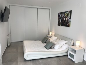 4 soverom, skrivebord, strykejern/-brett og reiseseng for barn