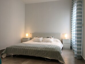 4 dormitorios, escritorio, tabla de planchar con plancha y cuna de viaje