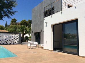 Utendørsbasseng og et oppvarmet basseng