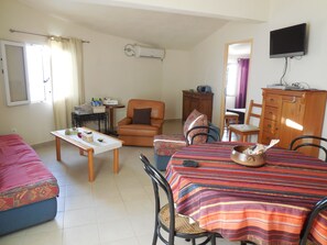 TV, bøker, stereoanlegg og kontorer