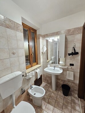 A bathroom with a toilet, bidet, sink, and mirror. - WELL-LIT MEDITERRANEAN VILLA WITH VERANDA AND GARDEN ONLY 50 METERS FROM THE SEA (Campofelice PA, Italia)