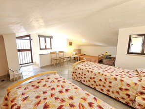 A dormitory room with two beds, a desk, chairs, and a window. - WELL-LIT MEDITERRANEAN VILLA WITH VERANDA AND GARDEN ONLY 50 METERS FROM THE SEA (Campofelice PA, Italia)