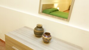 A wooden dresser with two ceramic vases. - WELL-LIT MEDITERRANEAN VILLA WITH VERANDA AND GARDEN ONLY 50 METERS FROM THE SEA (Campofelice PA, Italia)