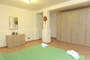 3 chambres, fer et planche à repasser, Wi-Fi gratuit, draps fournis
