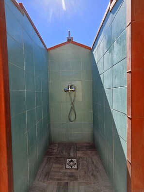Douche, sèche-cheveux, bidet, serviettes fournies