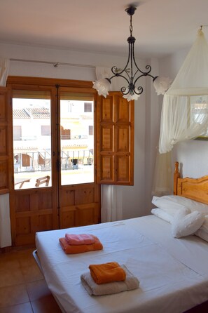 3 chambres, coffres-forts dans les chambres, fer et planche Ă repasser