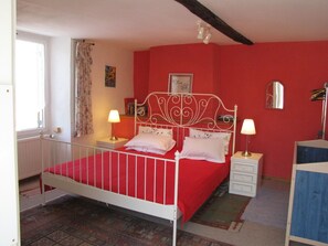 7 bedrooms, iron/ironing board, WiFi, bed sheets