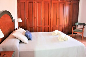 3 bedrooms, in-room safe, desk, iron/ironing board