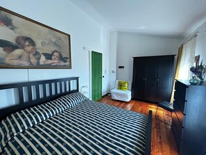 1 dormitorio, tabla de planchar con plancha, cuna de viaje y wifi