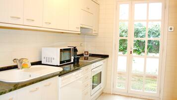 Een koelkast, een microgolfoven, een oven, een kookplaat