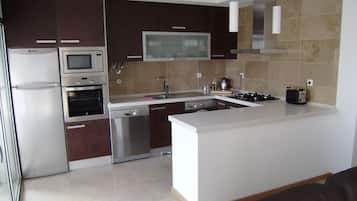 Geladeira, micro-ondas, fogão, cooktop