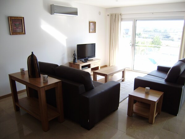 Smart-TV, Tischtennisplatte, Stereoanlage