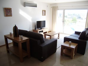 Smart TV, table tennis, stereo