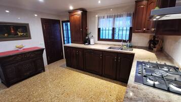 KylskÄp, mikrovÄgsugn, ugn och spishÀll