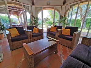 Älytelevisio, takka, DVD-soitin, pöytäjalkapallopöytä