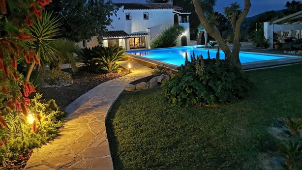 A white villa with a swimming pool, surrounded by landscaped gardens and a stone pathway. - Lovely villa, near town, huge 76m2 pool, see the video ! (Javea)