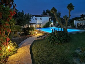 A white villa with a swimming pool, surrounded by landscaped gardens and a stone pathway. - Lovely villa, huge 76m2 pool, few minutes walk from Javea old town. (Javea)