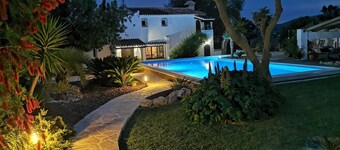 Lovely villa, near town, huge 76m2 pool, see the video !