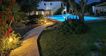 Hübsche spanische Villa, privates Schwimmbad, 7 Min. Fußweg zur Stadt, Ausblick