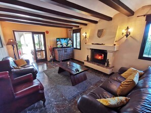 Älytelevisio, takka, DVD-soitin, pöytäjalkapallopöytä