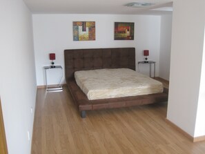 3 bedrooms, in-room safe, iron/ironing board, travel cot