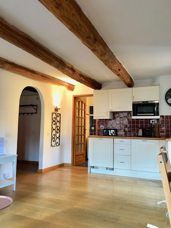 Fridge, microwave, oven, stovetop - Charming one bedroom, with lift, A/C, old town, near beach and tramway (Nice)