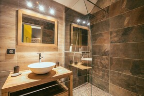 Shower, hair dryer, towels, soap - Charming Gite in Medieval Village 1mn walk to Shops & Restaurants (Nolay)