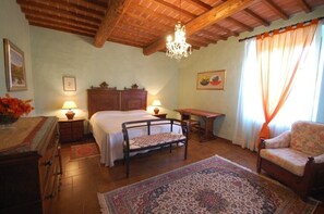 3 bedrooms, travel cot, free WiFi, bed sheets